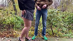 Dikke milf in korte rok grijpt mijn lul terwijl ze plast