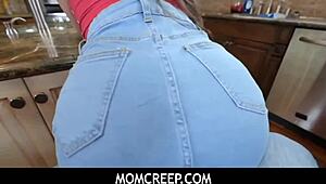 Momcreep - Pasierb świetnie się bawi z macochą Lilly Hall w kuchni! 🔥