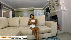Slanke Afrikaanse tiener hottie's kont wordt uitgebuite in nep amateur casting