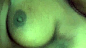 浮気隣人と古い車ガレージでガンガンバング、マジ！