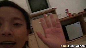 Två amatör asiatiska tjejer byter sperma efter vild trea med polare