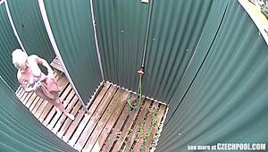 Milf Bionda Catturata Impreparata da Telecamera Spia Nascosta All'Aperto