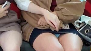 Японски сладурани дразнят с полички в претъпкан влак