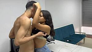 Падчерица из Медельина требует интенсивного секса в офисе во время горячего собеседования