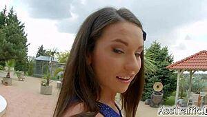 אסטראפיק מציגה בחורה רוסית בפעולה אנאלית קשוחה ומפה לתחת