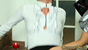 Piškenje u trojcu sa glamur kurvama u divljoj zlatnoj kiši akciji