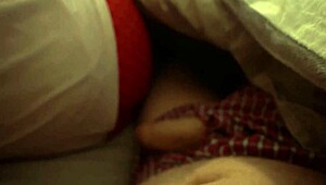 Μεγάλος κώλος θετή μαμά μοιράζεται κρεβάτι με θετό γιο σε κρύα νύχτα για ζέστη