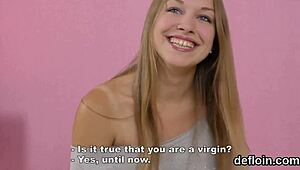 Onschuldige nymfomaan strekt smalle kut en wordt ontmaagd in wilde sessie