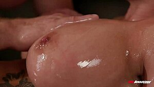 Cali Carter с големи цици се наслаждава на гореща масаж с мокро ебане