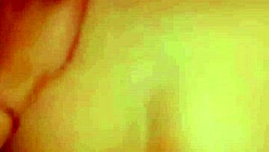 Omg, min svigerinde er så en tease, stripper foran mig og tigger om at åbne hendes cremede lille 18+ røv! 😈