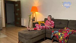 クックオールドが妻の恋人のチンポを舐め、タイトなマンコにクミを注いで口と玉舐めアクション