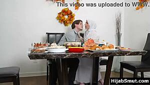 Muslim lányt keményen basznak a hálaadás asztalán minden évben