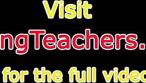 Lesbická baba fistuje a naťahuje priateľkinej tesnú piču s hračkami