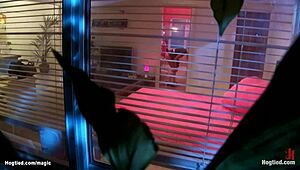 Bunden student gagga på monsterkuk.