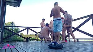 Yo, wilde studentenorgie video gelekt uit uni slaapzaal... overal rood en doorschijnend, snap je!