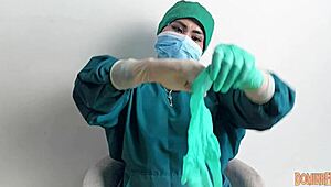 Verpleegster speelt met latex handschoenen in ziekenhuis