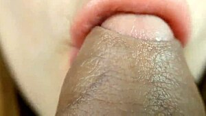 Hej, poglej ta ekstremni close-up blowjob užitek