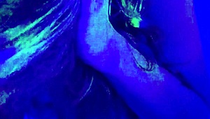 Quer ver essa loira vadia no hotel? Rabo grande e aguenta meu pauzão monstro forte.