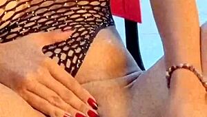 おいしい座ったレズビアン、マンコオナニーで口に中出し