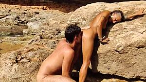 Hei, dykkerne ser oss knulle på stranden!