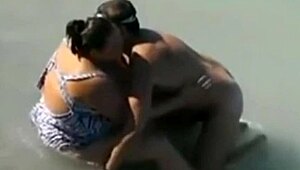 Voyeur pantai nemuin cowok beruntung sama mermaid BBW di laut