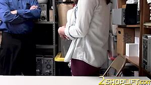 سارقة متجر بريئة تتناك بقوة في مشهد عنيف