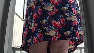 Schon mal den saftigen Arsch einer reifen Milf auf versteckter Kamera gesehen?