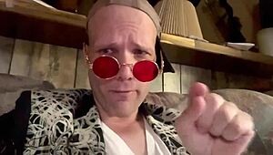 ユーチューブスターのマクヘンリーがチンポをポルノみたいにしゃぶる