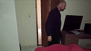 Yo, tutup mata isteri dan biar kawan kongkek dia keras!