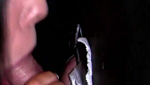 Wow, denne unge collegekvinde i et rigtigt gloryhole! Sut den!