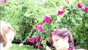 Hej Selina 18, hoćeš li da prstima tu pičku sa svojom lezbijskom ljubavnicom u bazenu?