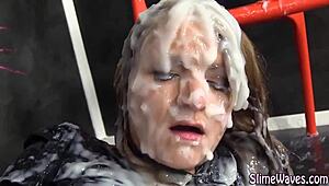 Gata europeia bukkake esfrega buceta molhada de salto