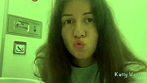 استمناء خطير في حمام الطائرة بدون بناطيل. تقريباً تم القبض عليها وهي تنيج بقوة في العلن!