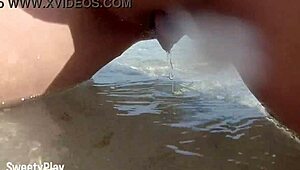 Geschoren kut druipnat op openbaar strand verleidelijk?