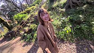 Твой член чувствуется лучше всего, хозяин, стонет она во время уличного траха с игрушками