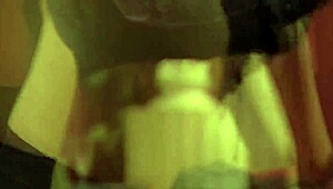 美人ブルネットのミア・パンサーがレトロなストッキングでエロい出会いを披露