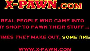 Красотка в очках оттрахана жестко бритую пизду в ломбарде