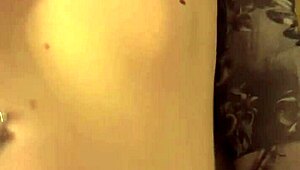 妻とダイニングテーブルで楽しんで、ヨーロッパのカップル設定で親密な時間を過ごす