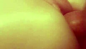 Жёстко трахаю и тою её мокрую пизду. Смотри, как она извивается от каждого глубокого толчка.