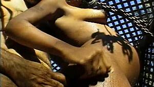 Desculță și gravidă, curva asta ia o pulă tare adânc în burtă