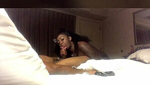 에보니 모델이 편안한 웹캠 마사지 세션 해