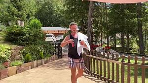 מציצה במרפסת מציתה סקס חוץ חם עם פוטג'וב ליד הבריכה