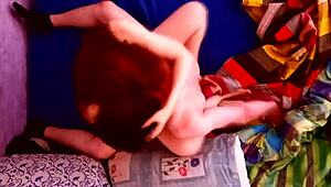 Pasangan Latin muda tertangkap buat cinta dari pandangan atas. Wah, cantiknya!