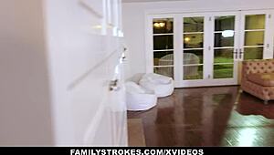 Schattige stiefzusjes Chloe Cherry en Gwen Vicious geboord door geile stiefbro