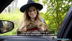 OMG, Nicole Rae z velikimi joški daje javni POV pičko kot avtostoparka! 😲