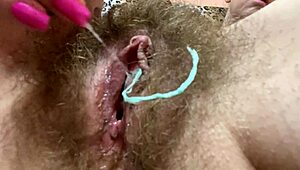 Свърших два пъти с близък план на косматата ми путка, голям клитор и мокър оргазъм
