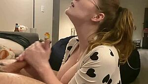 Φίλε, αυτός ο τεράστιος πούτσος εκτοξεύει σπέρμα σε βυζιά με κορμάκι!