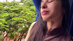 Chica colombiana menudita follada por el conductor, mamada profunda rompiendo coño apretado, pide corrida