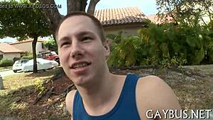 Dois caras fazem encontros gays.