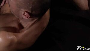 Lelaki botak dapat crot banyak lepas group seks intens.